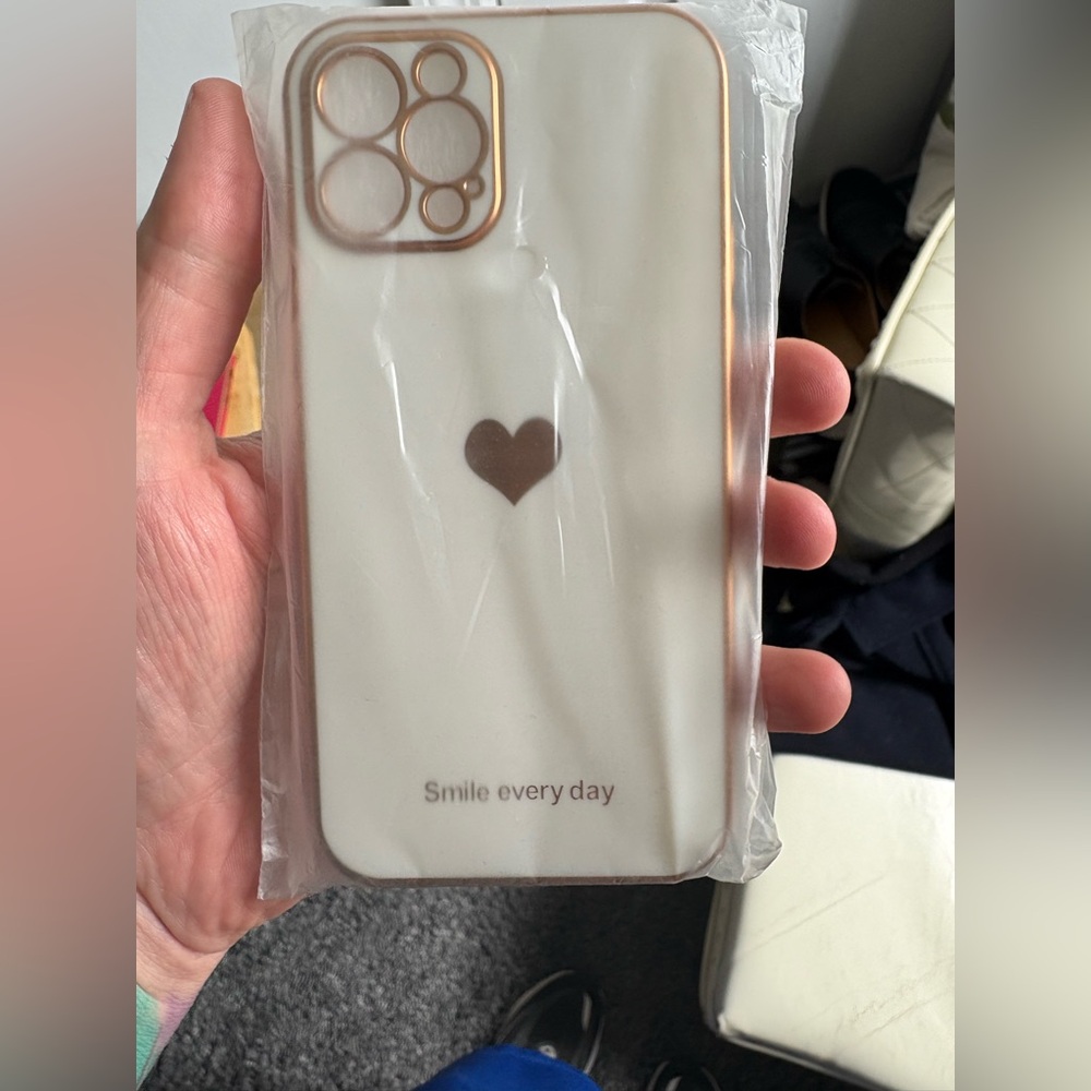 Elegant Heart Design Phone Case - White & Gold